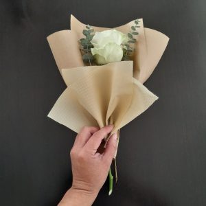 Envolver una rosa con papel kraft