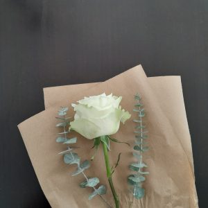 Envolver una rosa con papel kraft