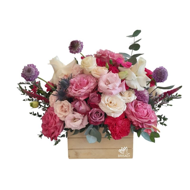 Arreglo floral de rosas, lisianthus, veronicas, eucaliptos y scabiosas, claveles hecho por Brisadi en Quito, Ecuador