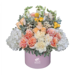 Arreglo floral de hortensias, rosas, claveles, snapdragons, mini rosas hecho por Brisadi en Quito, Ecuador