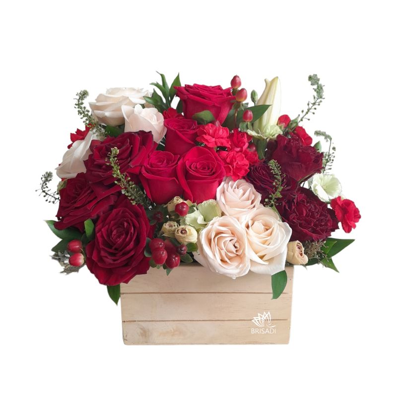 Arreglo floral de rosas rojas, clavelinas y minirosas hecho por Brisadi en Quito, Ecuador