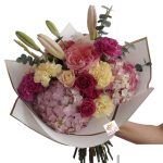 Bouquet de hortensias, rosas, claveles y lirios hecho por Brisadi en Quito, Ecuador