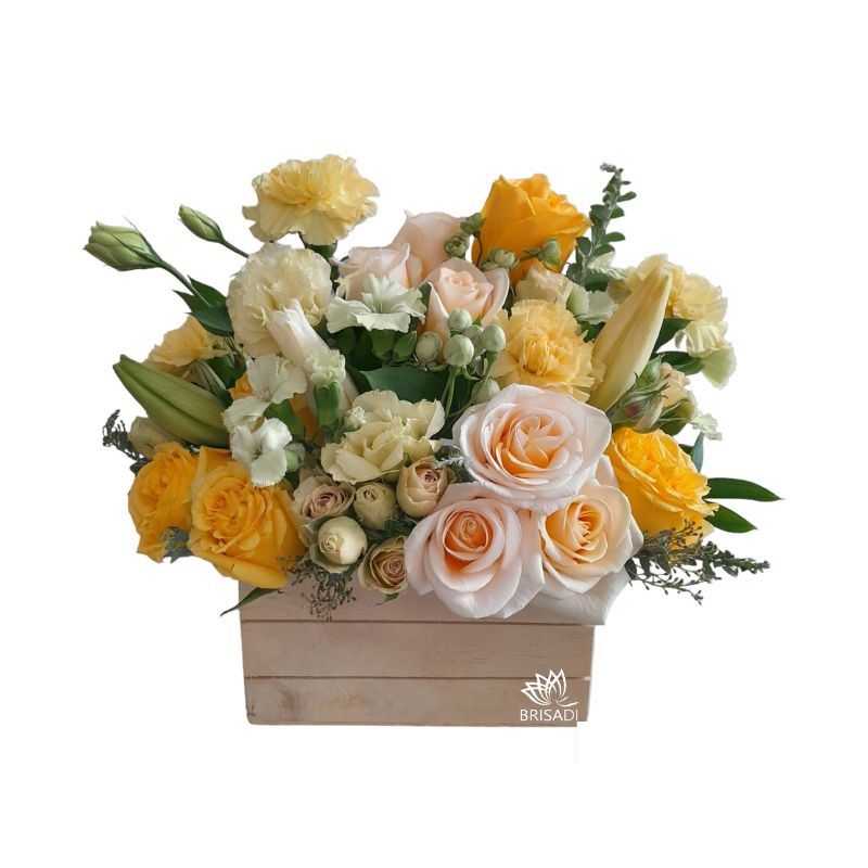 Arreglo floral de rosas, lirios, lisiantus, claveles hecho por Brisadi en Quito, Ecuador